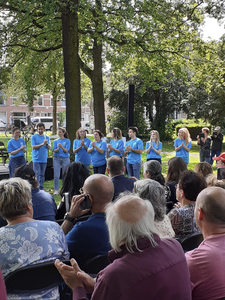 908912 Afbeelding van leden van de Griekse dansgroep Pegasus, bij de onthulling van het Gastarbeidersmonument in het ...